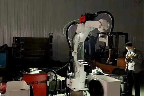 Robô Fulzh com nova fonte de energia de soldagem da Alemanha